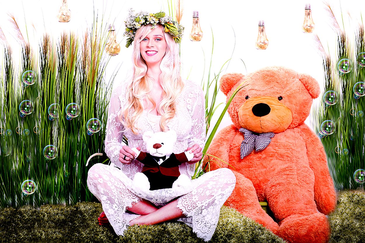 kobieta w ciąży z misiem