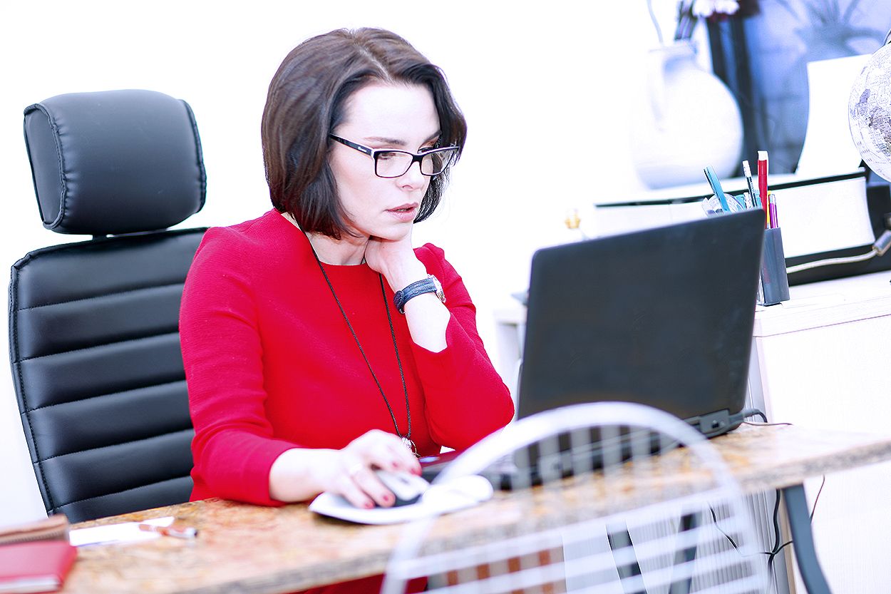 Kobieta przy komputerze