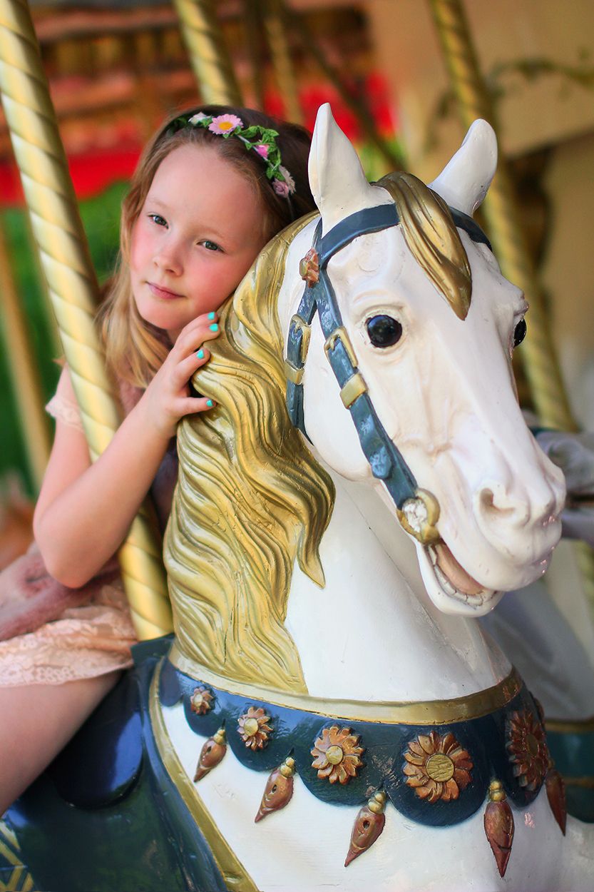 sesja zdjęciowa dziewczynki na karuzeli