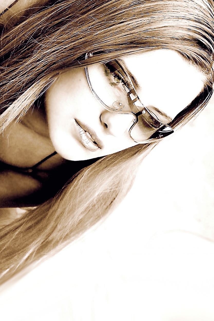 portret dziewczyny w okularach