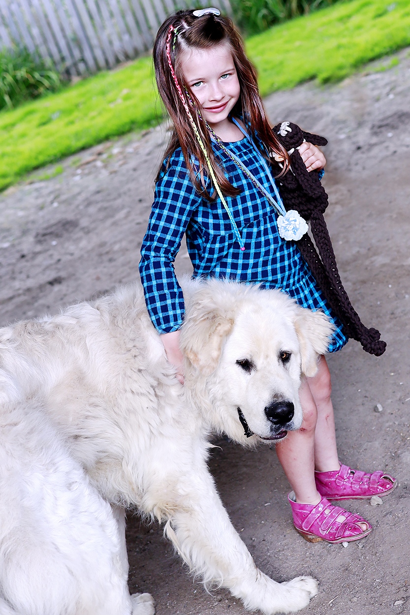 mała dziewczynka z dużym psem