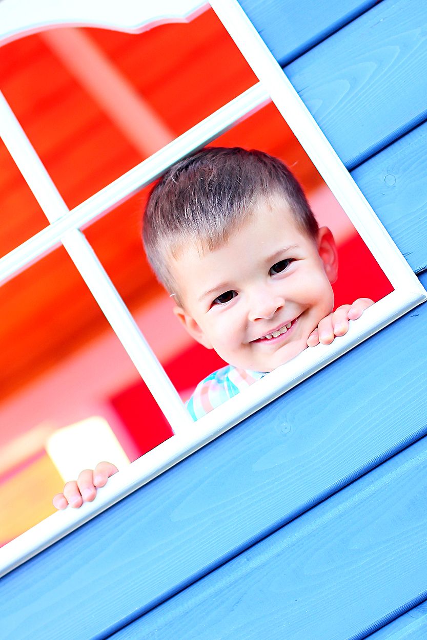 chłopczyk w oknie Strzelin